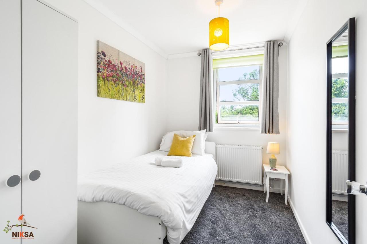 Niksa Serviced Accommodation - 3 Bedroom House Welwyn Garden City Extérieur photo