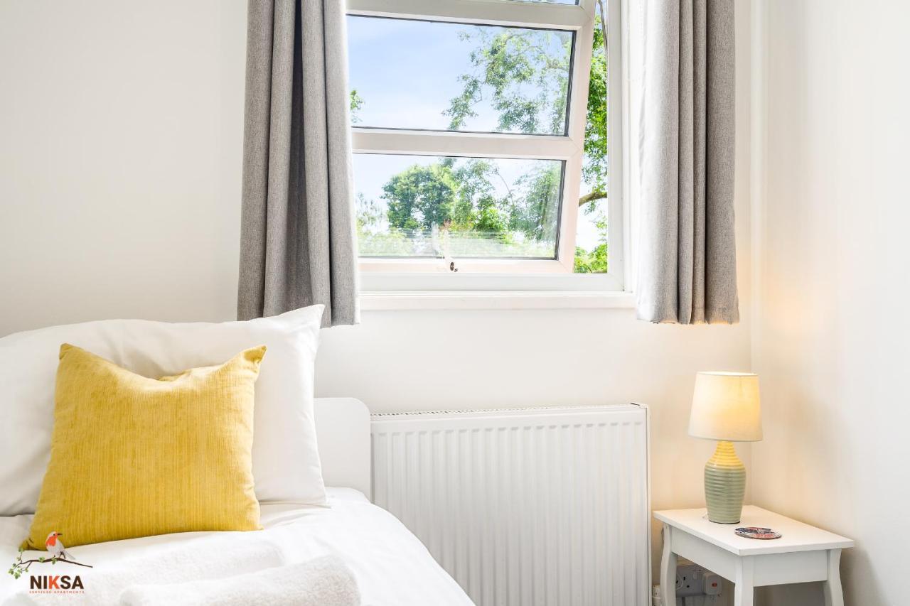Niksa Serviced Accommodation - 3 Bedroom House Welwyn Garden City Extérieur photo