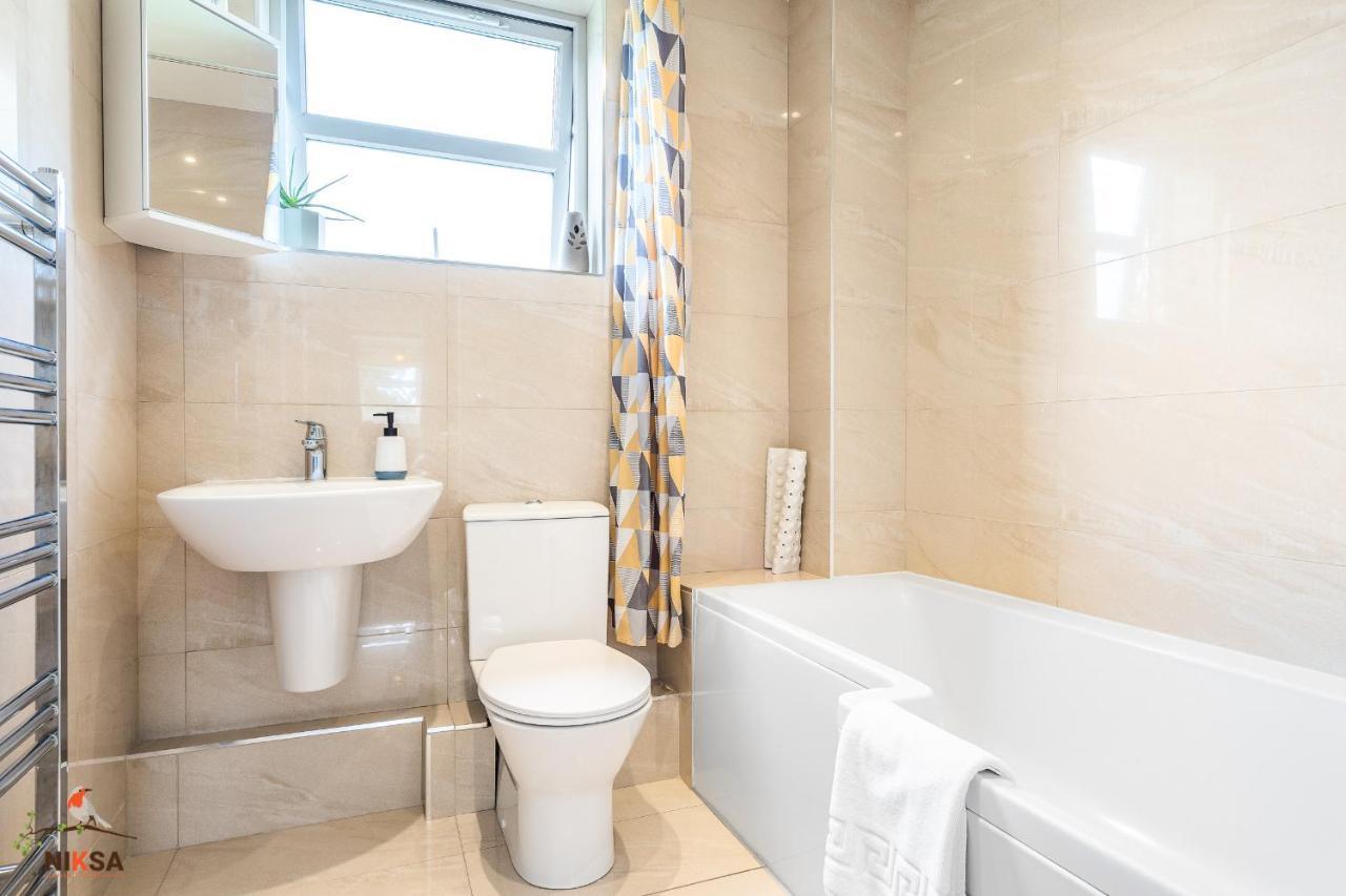 Niksa Serviced Accommodation - 3 Bedroom House Welwyn Garden City Extérieur photo