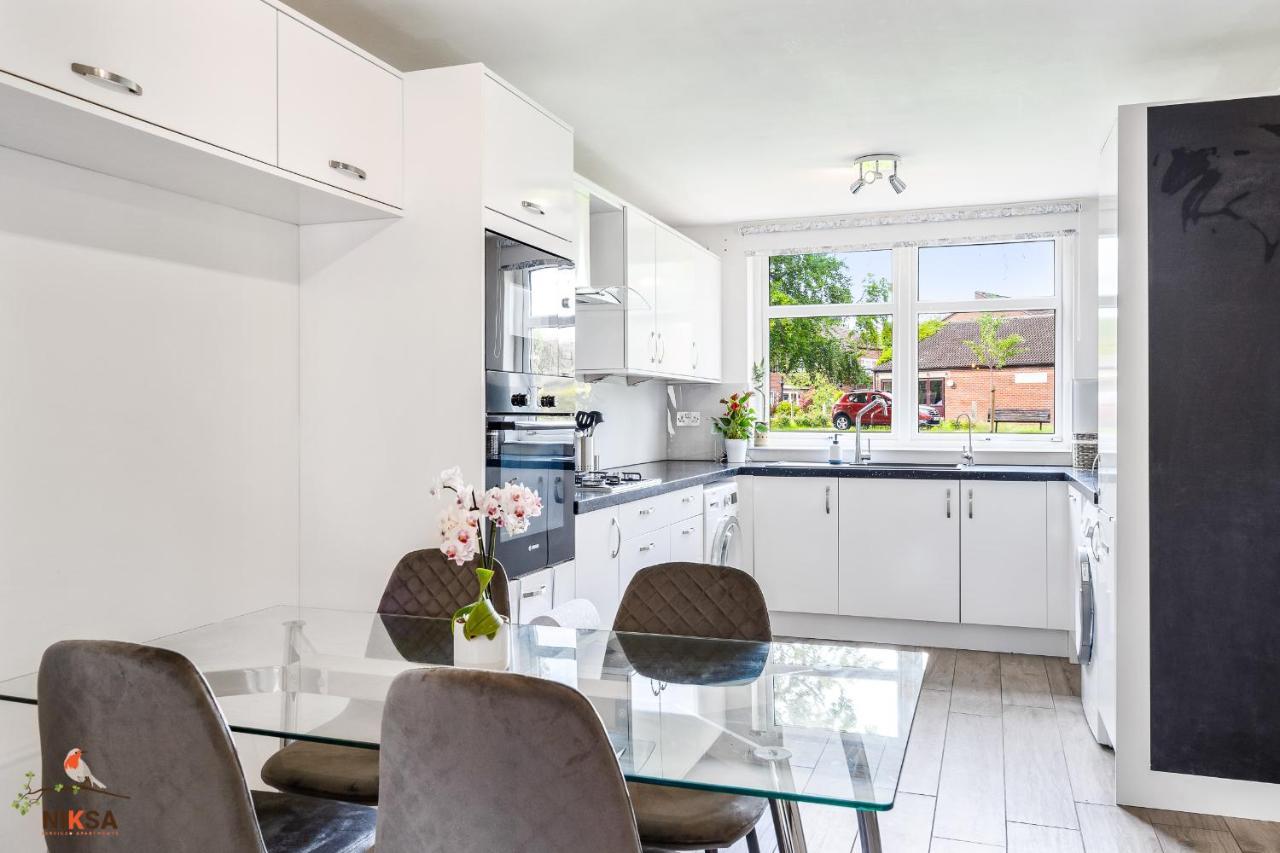Niksa Serviced Accommodation - 3 Bedroom House Welwyn Garden City Extérieur photo