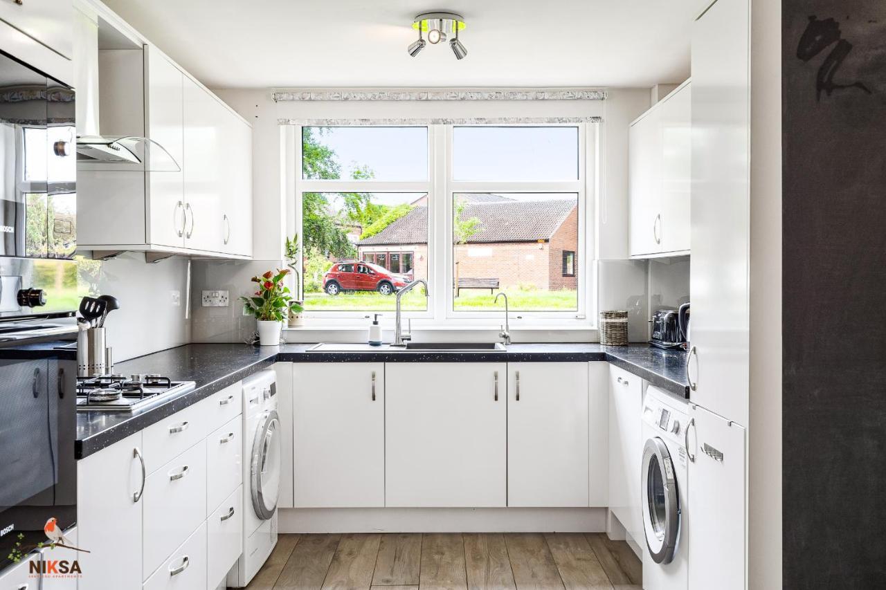 Niksa Serviced Accommodation - 3 Bedroom House Welwyn Garden City Extérieur photo